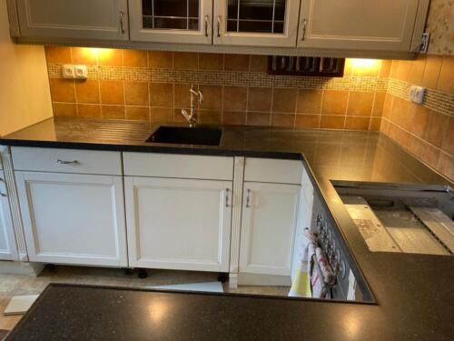 pracovní deska se zvýšenou drážkou